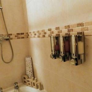 霍尔斯沃西Kings Arms Hotel的带淋浴、盥洗盆和浴缸的浴室