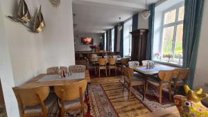 科赫姆Hotel Osteria Del Vino Cochem的一间在房间内配有桌椅的餐厅