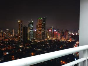 马尼拉Mint Homes in Jazz Residences Tower B的夜晚带灯光的城市景观