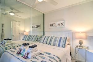 克利尔沃特Florida Unit Steps from Indian Rocks Beach Access!的一间卧室设有两张床和大镜子