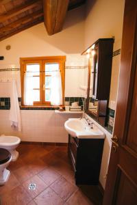 蒙特普齐亚诺Borgo 7 TigliAppartamento a Montepulciano n7的一间带水槽和卫生间的浴室以及窗户。