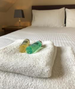 马莱格Cornerstone的床上的两瓶毛巾