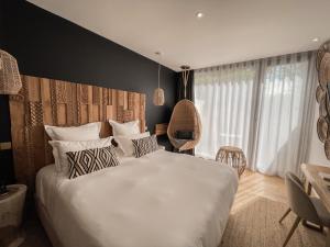 圣雷米普罗旺斯Le Saint Remy的卧室配有一张带白色床单和枕头的大床。