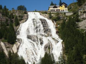 多莫多索拉Torre del Moro的山边的瀑布