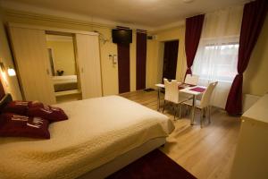 柴尔凯瑟勒Angyal apartman的酒店客房带一张床、一张桌子和椅子