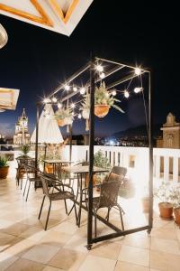 阿雷基帕Maison verte - Guest House的天井配有桌椅和灯