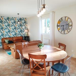 Saint-Jouin-BrunevalGites et Spa - Manoir des Falaises的客厅配有木桌和椅子