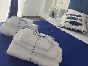 马尔扎梅米Amareilmare1的床上的一大堆毛巾