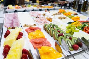 马德里Petit Palace Arenal的盛满不同种类水果和蔬菜的桌子