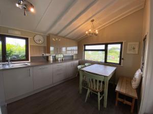 Rew Farm Country & Equestrian Accommodation - Sunrise Lodge的厨房或小厨房