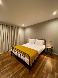 法蒂玛Fátima Host 3AP6的一间卧室配有一张带黄色毯子的大床