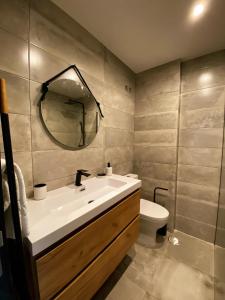 法蒂玛Fátima Host 3AP6的一间带水槽、卫生间和镜子的浴室