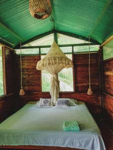 马尔多纳多港K'erenda Homet Reserva Natural的绿色屋顶客房的一张床位