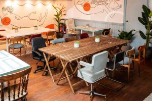 布莱顿霍夫Selina Brighton的餐厅里一张大木桌子和椅子