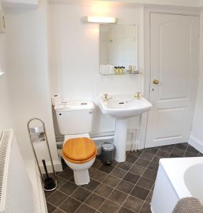 诺丁汉城中心罗宾7号酒店的一间带卫生间和水槽的浴室