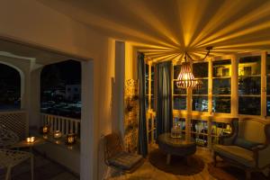 马贝拉MARBELLA BANUS SUITES - Iris Tropical Garden Banús Suite Apartment的客房设有带桌子和吊灯的阳台。
