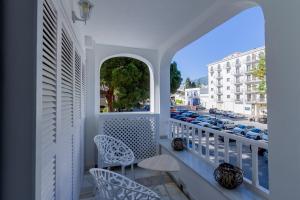 马贝拉MARBELLA BANUS SUITES - Iris Tropical Garden Banús Suite Apartment的阳台配有两把椅子,享有街道的景色