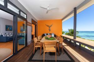 拉罗汤加Panama Beachfront Apartments, Rarotonga的一间带桌椅的海景用餐室