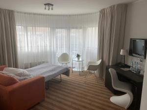 格丁尼亚布里克酒店 的一间卧室配有一张床,客厅配有沙发