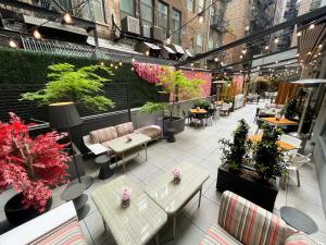 纽约INNSiDE by Meliá New York Nomad的户外庭院设有桌椅和植物