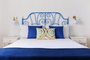 加埃塔Volver B&B的蓝色和白色的床,配有蓝色和白色的枕头