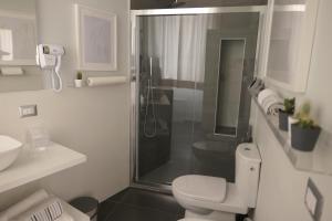 卡塔尼亚Casa Consoli的带淋浴和卫生间的白色浴室