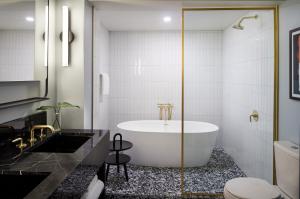 旧金山Kimpton Alton Hotel, an IHG Hotel的浴室配有白色浴缸和卫生间。