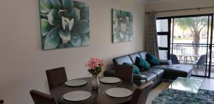 比勒陀利亚Blyde Lagoon View Apartment的客厅配有桌子和沙发