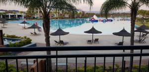 比勒陀利亚Blyde Lagoon View Apartment的享有带遮阳伞的游泳池的景色