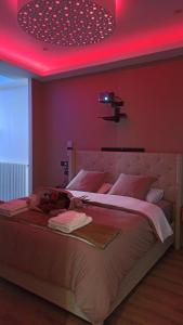 欧塞尔Spa privatif by XELA的一间卧室设有一张红色天花板的大床