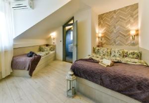 埃格尔斯森特克里斯托夫宾馆的一间带两张床的卧室和楼梯