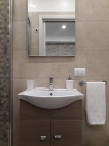 玛格丽塔萨沃亚Maison Marguerite的浴室设有白色水槽和镜子