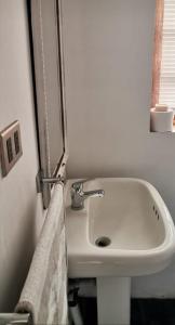 萨帕利亚尔Casa Wilson的浴室配有白色水槽和毛巾
