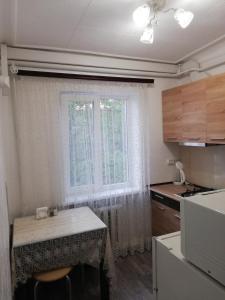 伊兹梅尔Аренда квартиры的一个带桌子和窗户的小厨房