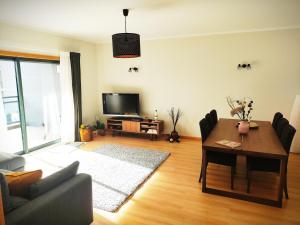 奥良Apartamento Marina Olhão的客厅配有桌子和电视