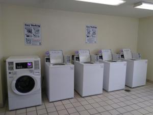 印第安纳波利斯InTown Suites Extended Stay Indianapolis IN - Traders Point的洗衣机、洗衣机和烘干机