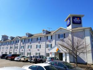 印第安纳波利斯InTown Suites Extended Stay Indianapolis IN -College Park Michigan Road的大型酒店,停车场内有车辆停放