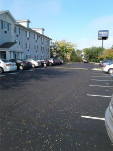 格林伍德InTown Suites Extended Stay Indianapolis IN - Greenwood的停车场,停车场停在大楼前