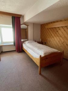 波尼纳豪瑟Hotel Bernina Hospiz的一间带床的卧室,位于带窗户的房间内