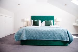 史云顿High Life Serviced Apartments - Old Town的一间卧室配有一张大床和绿色的床罩