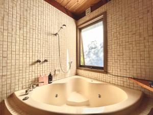 玛莎山Kinoie Mornington - OCEANVIEW的带窗户的浴室设有大浴缸