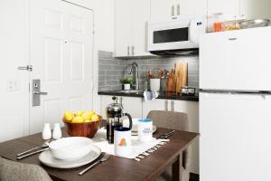 莫比尔InTown Suites Extended Stay Mobile- South Beltine的一张厨房桌子,上面放着一碗水果