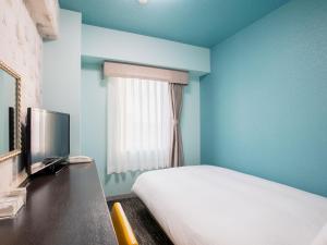 千岁千岁永安国际酒店的蓝色的房间,配有床和电视