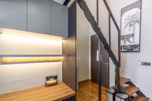 新加坡Heritage Collection on Seah - A Digital Hotel的一座铺有木地板的房屋内的楼梯
