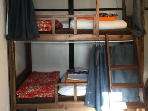 松江市Shikkuinoyado Tenjin的客房内的一组双层床