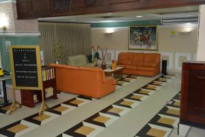 MaicaoMaicao Internacional的客厅配有2张橙色沙发和1张桌子