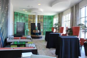 韦科英迪格韦科酒店的客房设有桌椅和窗户。