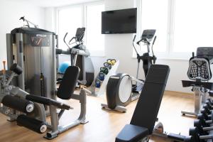 蒂罗尔州克马滕EDELMANNs Hotel的健身房设有数台跑步机和健身器材