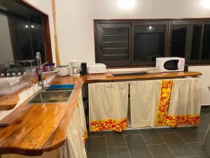 TeavaroMoorea Chill House And Beach的厨房配有木制台面和水槽