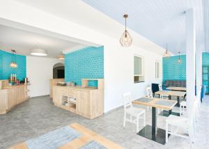 根尼斯迪亚斯Lorelei Pension Adults Only的一间厨房和一个铺有蓝色瓷砖的用餐室